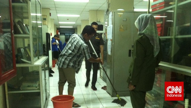 Balaikota DKI Jakarta tergenang air 25-30 cm akibat hujan deras sejak semalam yang mengakibatkan rutinitas kerja dan pelayanan publik terganggu.