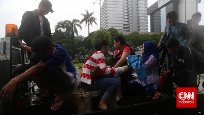 "Kalau lebih pintar (soal penanganan banjir), jadi calon gubernur Jakarta 2017 saja. Silakan tantang saya dengan program Anda," ujar Gubernur DKI Jakarta Ahok.