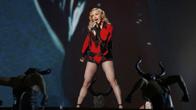Madonna kesal bukan kepalang ketika ia disangka penipu yang menyamar sebagai 'Madonna' oleh kurir jasa pengiriman barang.
