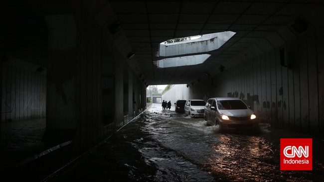 Badan Nasional Penanggulangan Bencana mencatat, hingga pukul 16.00 WIB, Senin (9/2), terdapat 93 titik banjir DKI Jakarta. Jakarta Pusat terbanyak.