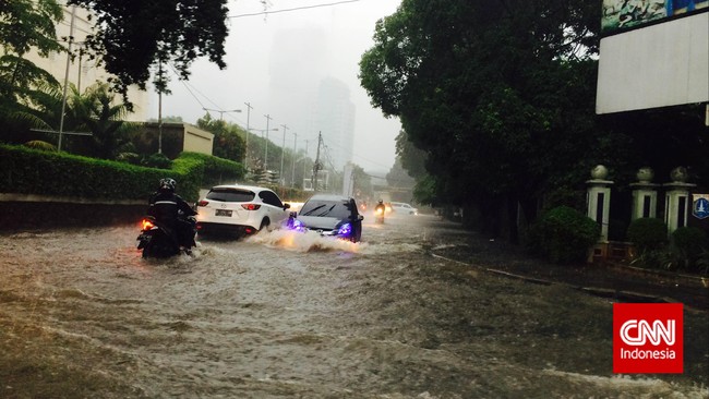Jadwal KRL Jabodetabek terganggu akibat rel di sejumlah wilayah terendam banjir. Ketinggian air 7-12 cm, membuat KRL hanya bisa melintas sampai Manggarai.