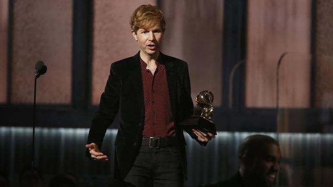 Mengalahkan Beyonce di Grammy Awards 2015, Wikipedia Beck pun diretas dan ditulisi kata-kata yang tidak pantas oleh fans Beyonce.