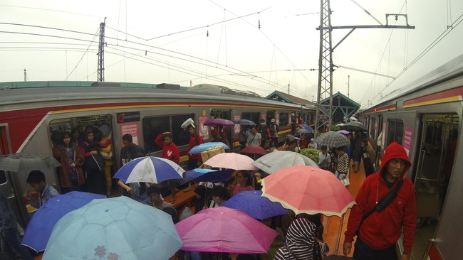 Jabodetabek mulai basah di masa peralihan musim kemarau ke musim hujan. Berikut prakiraan lengkap cuaca hari ini hingga Rabu depan.