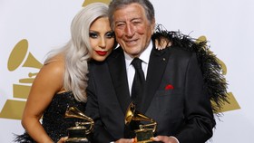 Tampil Berkelas dan Santun, Lady Gaga Kuasai Grammy