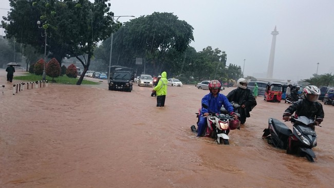 Pola banjir Jakarta berubah dari lima tahunan menjadi setiap tahun. BNPB menyebut beban Jakarta kian berat, termasuk beban lingkungan akibat salah tata ruang.