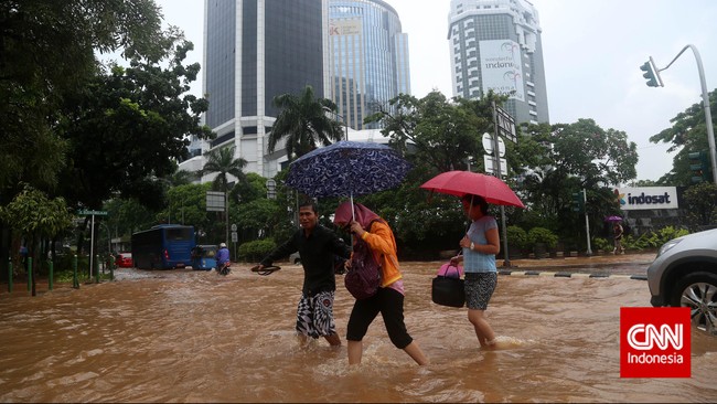 Hujan deras mengguyur Jakarta sejak siang pada Selasa (3/2) membuat lalu lintas sejumlah ruas jalan dilaporkan padat akibat munculnya genangan air.
