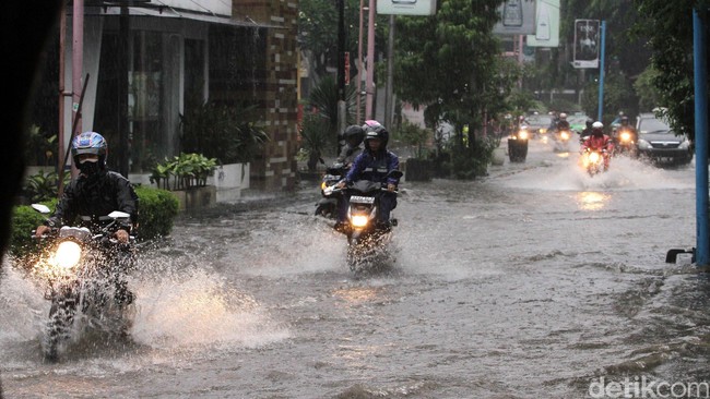 Badan Meteorologi, Klimatologi dan Geofisika memakai satelit MTSAT untuk memantau dan memberikan citra keadaan awan, asap, dan curah hujan.