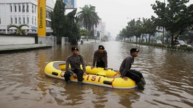 Senin Pagi PNS DKI Bersihkan Banjir