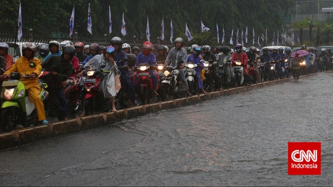 Hujan diprediksi akan terus turun hingga malam hari. Kontur tanah Jakarta yang rendah dan sistem drainasenya yang buruk membuat warga ibu kota harus waspada.