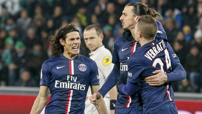 Thiago Silva menunjukkan kelasnya jelang melawan Lyon. Bek asal Brasil itu membantu bocah maskot yang menggigil saat masuk ke lapangan Stade de Gerland.
