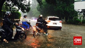 Banjir, KRL Belum Pasti Beroperasi Normal Jam Pulang Kantor