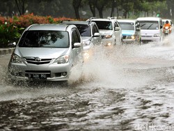 Segera Lakukan Ini Terhadap Mobil yang Terendam Banjir