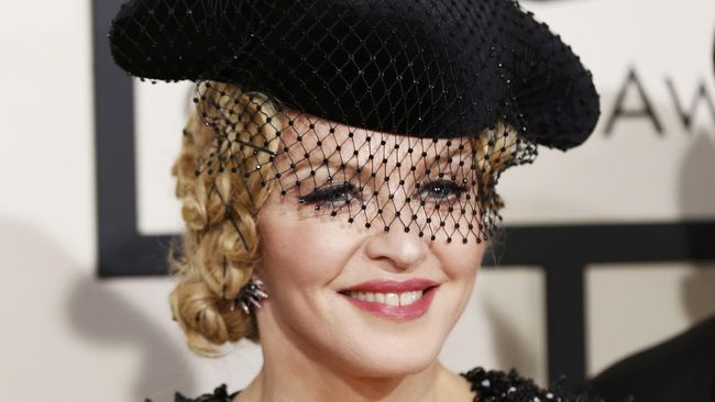 Dua hakim dari dua pengadilan berbeda bersuara sama: meminta Madonna dan Guy Ritchie mencari solusi damai sendiri untuk konflik mereka.