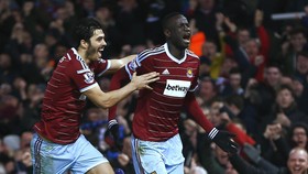 Van Persie Dituding Sengaja Menyikut Tomkins