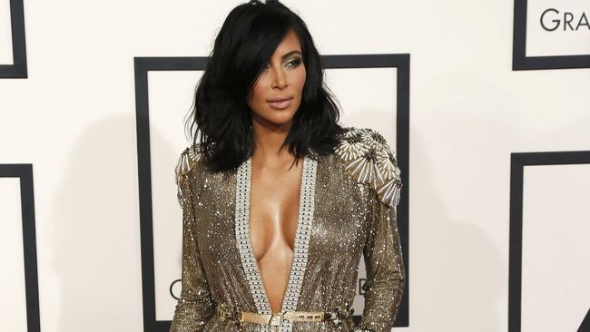 Kim Kardashian menyampaikan lima kata, "Naked selfies until I die," saat menerima penghargaan Webby Awards 2016.