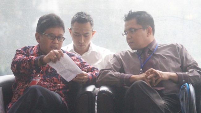 KPK terus mengumpulkan bukti dan klarifikasi untuk menentukan apakah penelitikan akan dilanjutkan pada pembentukan komite etik atau tidak.