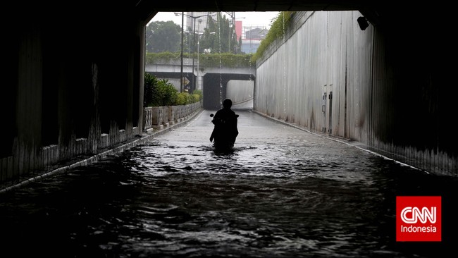 Saat banjir besar Jakarta tahun 2007 dan 2012, curah hujan mencapai 200 mm per hari. Sementara curah hujan Senin kemarin (9/2) mencapai 170 mm per hari.