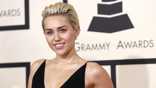 Minimalis nampaknya jadi 'dress code' make-up selebriti perempuan di atas karpet merah Grammy Awards 2015. Miley Cyrus, Gwen Stefani misalnya. 