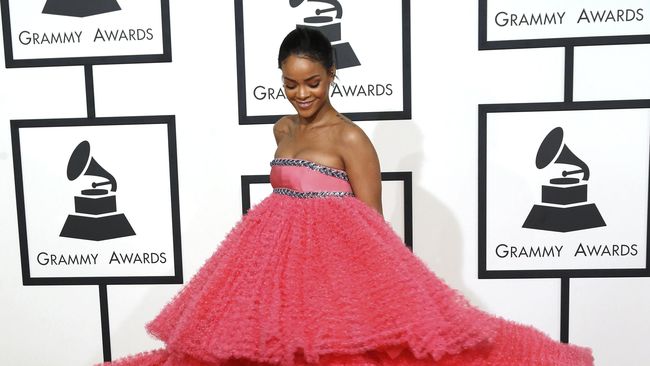 Gaun merah muda A-line dua tumpuk yang dikenakannya membuat Rihana saat tampil di Grammy Awards menjadi bahan cemoohan para netizen di media sosial.