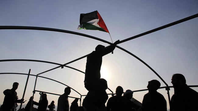 Israel membebaskan anak perempuan seorang warga Palestina yang menewaskan polisi dan seorang warga Israel pada pekan lalu.