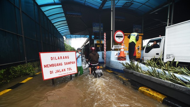 Bantuan diberikan oleh Tahir Foundation, yayasan milik konglomerat dan pendiri Mayapada Group, serta Perhimpunan Masyarakat dan Pengusaha Indonesia Tionghoa.