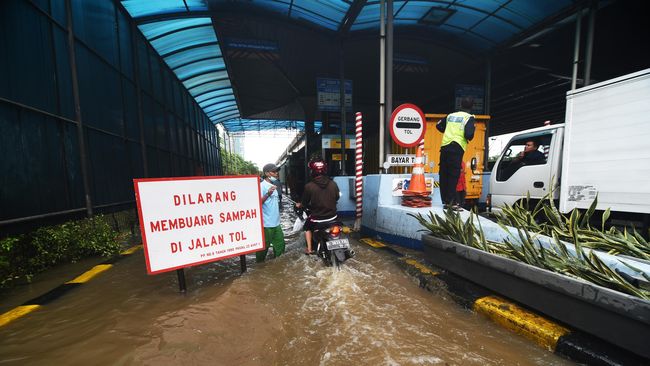 Sejumlah kendaraan bermotor roda dua masuk jalan tol akibat banjir merendam ruas Jalan TB Simatupang, Jakarta Selatan, yang mengarah ke Fatmawati, Kamis (6/10).