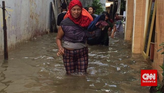 Ada barang-barang yang tak seharusnya di dalam saluran air sehingga menyumbat dan mengakibatkan genangan di kawasan Fatmawati, Jakarta Selatan. 