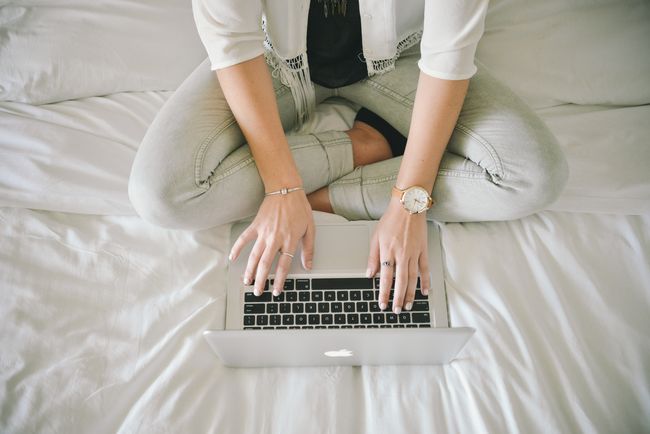Bersiasat Menjadi Penulis Lepas Pekerjaan sebagai ghostwriter mengasyikkan karena penghasilan besar. Namun ada kalanya mendebarkan bila proyek tulisan gagal di tengah jalan.
