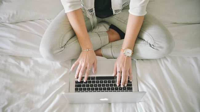 Penyebaran virus corona memaksa sebagian perusahaan menerapkan kebijakan 'work from home' atau WFH. Berikut agar tak pegal saat wfh.