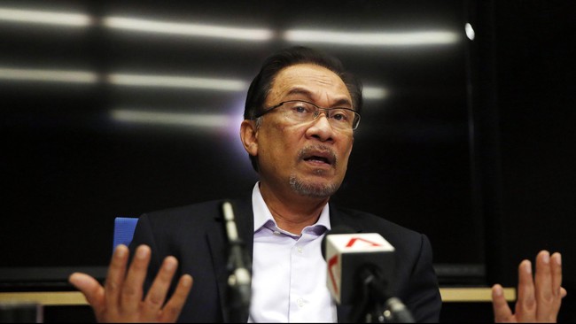 Pemimpin oposisi Malaysia, Anwar Ibrahim menyatakan tidak akan menyerah meskipun Pengadilan Federal Malaysia menyatakan dia bersalah dalam kasus sodomi.