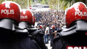 Ribuan Pendukung Anwar Ibrahim Tolak Vonis Pengadilan