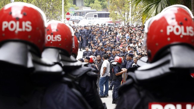 Situasi tegang saat pendukung Anwar menolak perintah polisi untuk bubar. Meneriakkan "Reformasi" dan "Allahu Akbar" massa menolak keputusan pengadilan.
