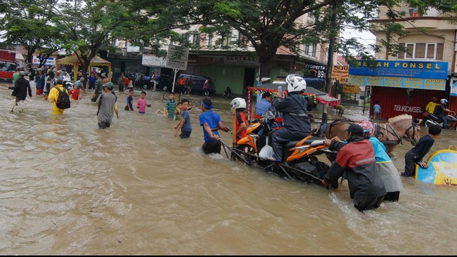 Menteri Sosial Khofifah Indar Parawansa menyatakan siap menyalurkan untuk para pengungsi banjir di seluruh Indonesia.