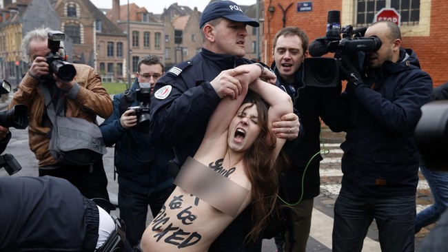 Dominique Strauss-Kahn menyangkal tahui profesi kaum perempuan dalam pesta-pesta seksual di Paris, Lille, New York dan Washington yang diikutinya adalah PSK.