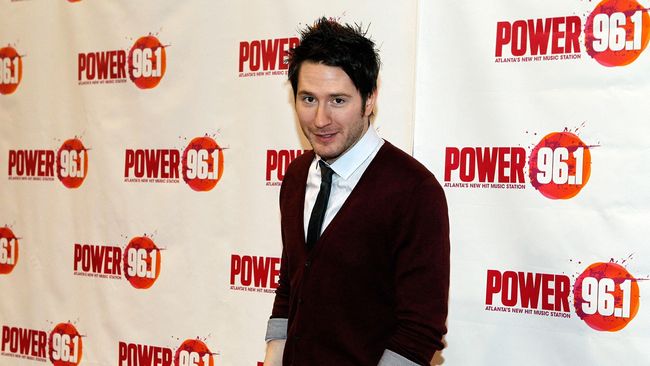 Owl City dijadwalkan pentas di Rolling Stone Cafe, Jakarta. Sebelumnya, Owl City berkicau soal nasi goreng melalui akun Twitter-nya.