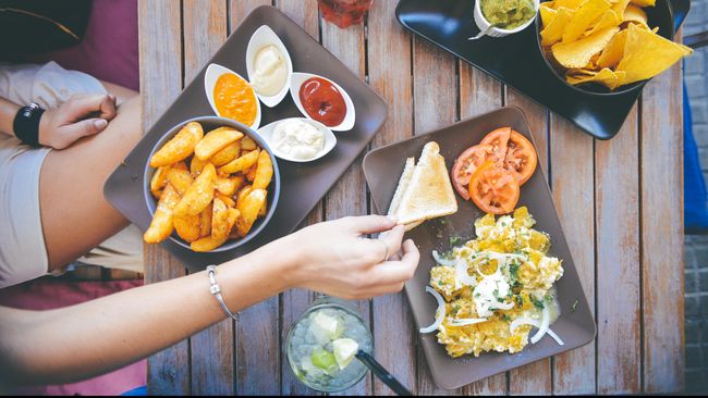 Sepanjang 2021 berbagai jenis makanan mendadak viral atau jadi tren hingga banyak dicari dan disukai orang. Bagaimana dengan tren kuliner 2022?