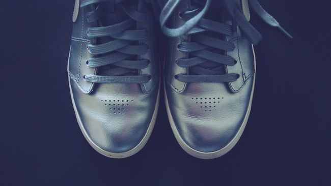 Sneaker tak bisa dicuci sembarangan. Bahannya yang beragam membuat semua sneaker tak bisa dicuci dengan cara yang sama.
