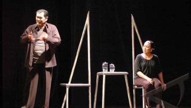 Nano Riantiarno, aktor yang sempat berkarier sebagai wartawan hingga menjadi legenda teater Indonesia dengan mendirikan Teater Koma.