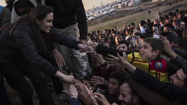 Meski belum resmi menyandang status janda Brad Pitt, Angelina Jolie kini berniat untuk kembali mengadopsi anak. Dengan Pitt, ia memiliki enam anak.