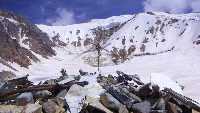 Para pendaki gunung menemukan puing pesawat akibat kecelakaan yang menimpa tim sepak bola Green Cross asal Chili di pegunungan Andes pada 1961 silam.
