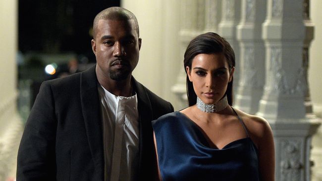 "Kanye membuang semua baju norak di lemari pakaian saya. Padahal saya ingin menyimpannya untuk anak saya," kata Kim Kardashian.
