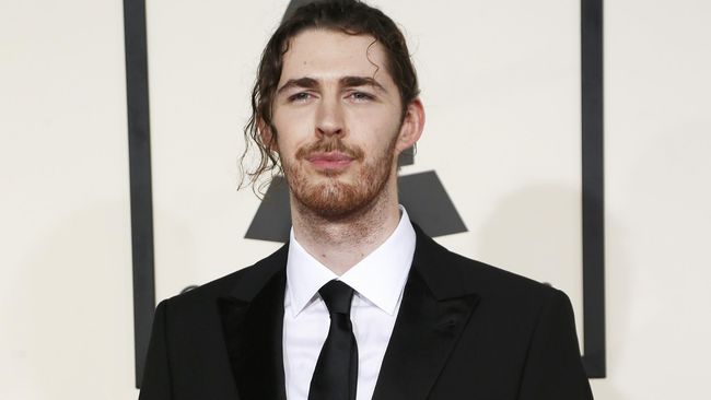 Sekalipun kini sudah terkenal, Hozier tak tertarik gaya hidup selebriti. Ia lebih suka berkumpul dengan orang-orang yang dikenal dekat.