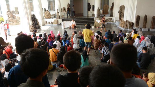 Bekerjasama dengan Teater Koma dan Dapoer Dongeng, acara Akhir Pekan @Museum Nasional berusaha menghilangkan stigma museum yang kuno dan menyeramkan.