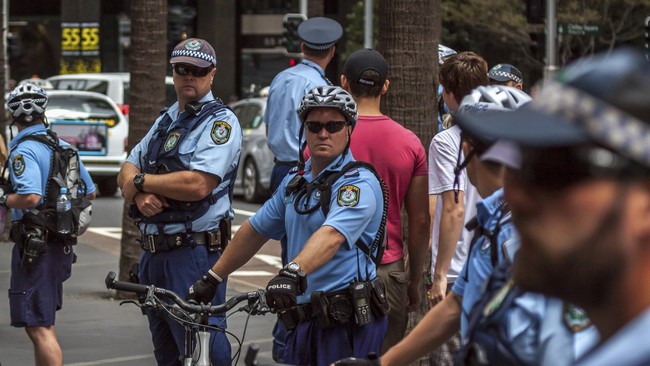 Kepolisian kontra-terorisme Australia sedang mengawasi secara ketat 12 pria dan remaja laki-laki yang dicurigai dapat melakukan aksi teror.