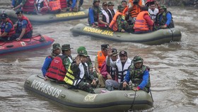 Khawatir Banjir Susulan, DKI Mulai Distribusikan Perahu Karet