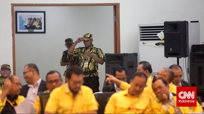 Menurut saksi mata, seorang pria berkaus gelap masuk ke dalam ruangan melalui pintu samping. Pria tersebut membawa tongkat besi yang bisa dipanjangkan.