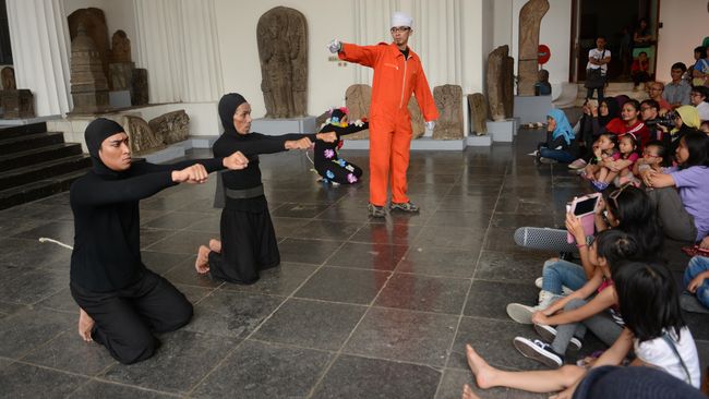 Pementasan teater Akhir Pekan @Museum Nasional digelar dengan menampilkan kisah-kisah yang relevan dengan kondisi bangsa Indonesia saat ini.