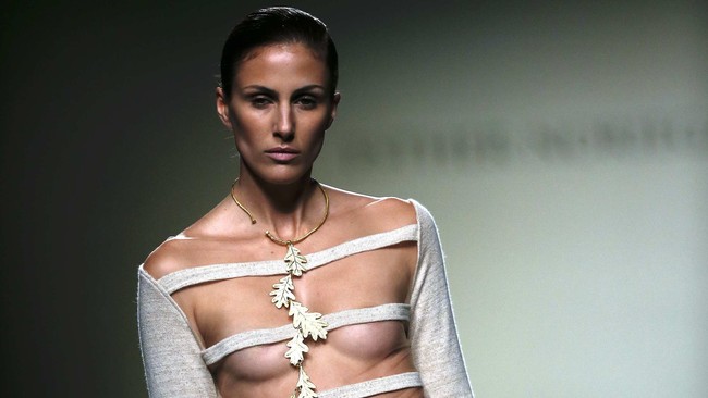 Model Cantik dan Gaun Seksi di Mercedes-Benz Fashion Week