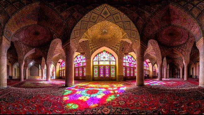 Detail halus bangunan Masjid di Iran berhasil ditangkap dalam serangkaian foto-foto menakjubkan karya Mohammad Reza Domisi Ganji.