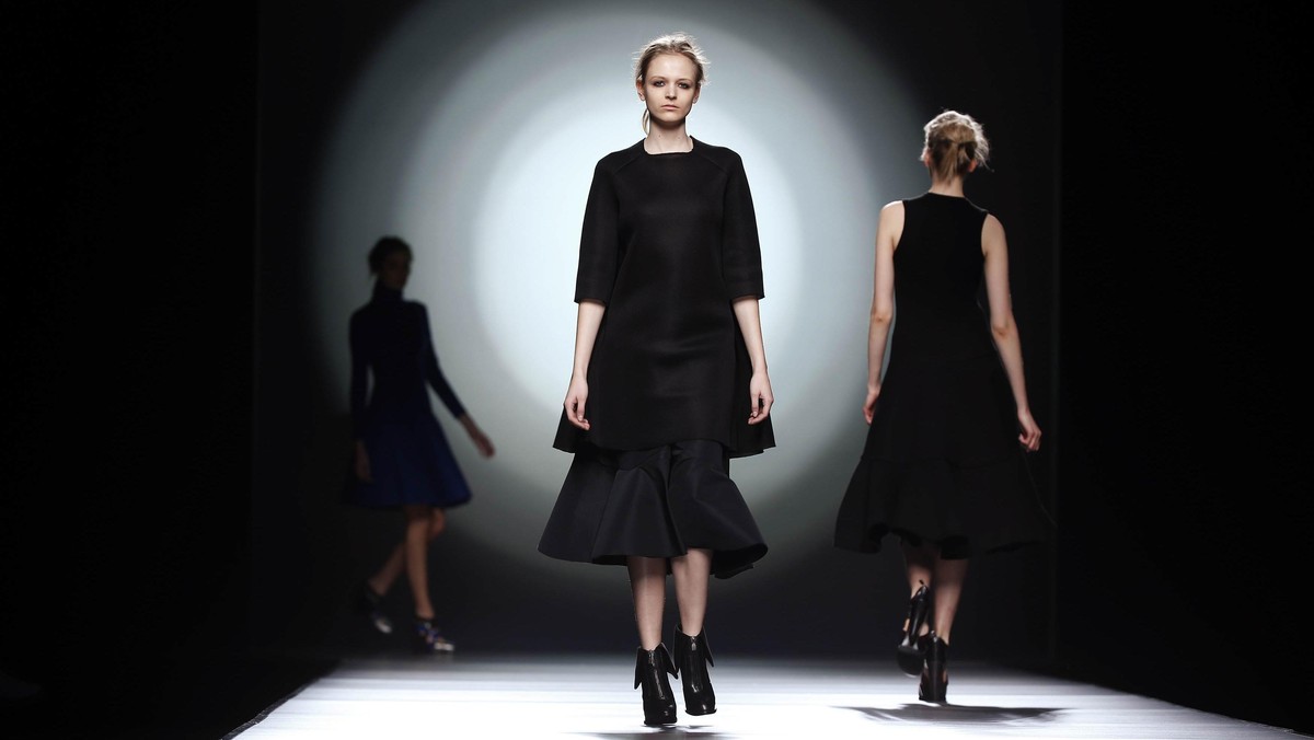 Model Cantik dan Gaun Seksi di Mercedes-Benz Fashion Week